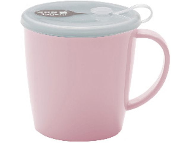 Cốc uống nước có lỗ cắm ống hút.